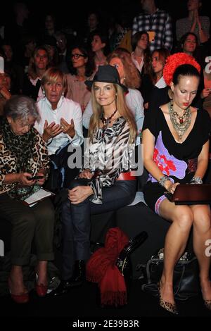 Cyrielle Claire ist die erste Reihe für die Leonard Fashion Show während der Paris Fashion Week Frühjahr/Sommer 2011, im Pavillon Alexandre III in Paris, Frankreich am 4. Oktober 2010. Foto von Nicolas Briquet/ABACAPRESS.COM Stockfoto