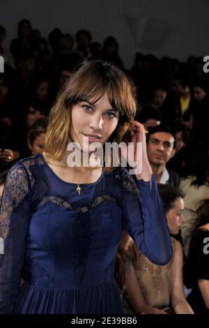 Alexa Chung in der ersten Reihe auf der Chloe Fashion Show, die im Espace Ephemere Tuileries während der Paris Fashion Week Frühjahr / Sommer 2011, in Paris, Frankreich am 4. Oktober 2010 statt. Foto von Christophe Guibbaud/ABACAPRESS.COM Stockfoto