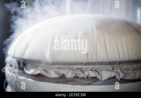 Dampfen von Reis für Sake in einer Sake-Brauerei in Japan. Stockfoto