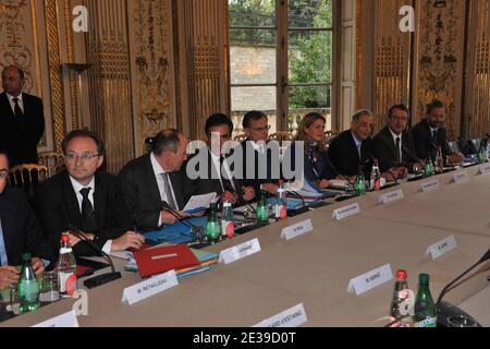 Francois Fillon, Jean-Paul Faugere et Marie-Anne Barbat-Layani lors de l'Installation du Comite de Surveillance des Investissements d'Avenir a l'Hotel Cassini, Paris, France le 5 Octobre 2010. Photo Mousse/ABACAPRESS.COM Stockfoto