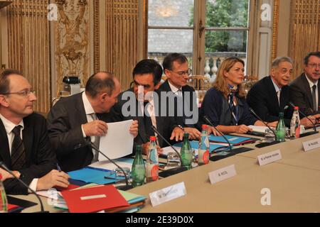 Francois Fillon, Jean-Paul Faugere et Marie-Anne Barbat-Layani lors de l'Installation du Comite de Surveillance des Investissements d'Avenir a l'Hotel Cassini, Paris, France le 5 Octobre 2010. Photo Mousse/ABACAPRESS.COM Stockfoto