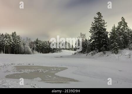 Wiesen von Askrike Golf Club außerhalb Vaxholm bei Nacht im Winter, in Schweden Stockfoto