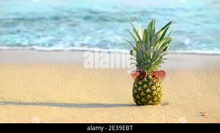 Mode Ananas mit herzförmigen Gläser an einem Sandstrand Stockfoto