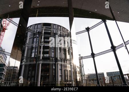 Gasholders London, eine Wohnanlage mit 145 Wohnungen, gebaut in einem Trio von denkmalgeschützten Gasholder-Rahmen Stockfoto