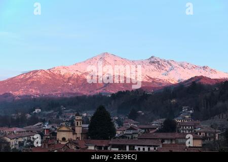 Profil einer Piemontesischen Alp mit Blick auf die Po-Ebene eingetaucht In einem rosa Sonnenuntergang Stockfoto