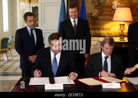 Der französische Präsident Nicolas Sarkozy, der ukrainische Präsident Viktor Janukowitsch und der französische Minister für auswärtige und europäische Angelegenheiten Bernard Kouchner sind bei einem Treffen am 7. Oktober 2010 im Elysée-Palast in Paris abgebildet. Foto von Ludovic/Pool/ABACAPRESS.COM Stockfoto