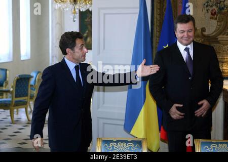 Der französische Präsident Nicolas Sarkozy und der ukrainische Präsident Viktor Janukowitsch sind bei einem Treffen am 7. Oktober 2010 im Elysée-Palast in Paris abgebildet. Foto von Ludovic/Pool/ABACAPRESS.COM Stockfoto