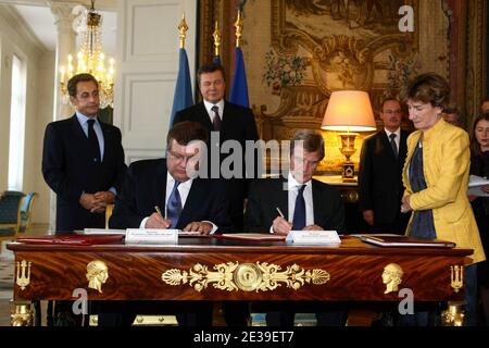 Der französische Präsident Nicolas Sarkozy, der ukrainische Präsident Viktor Janukowitsch und der französische Minister für auswärtige und europäische Angelegenheiten Bernard Kouchner sind bei einem Treffen am 7. Oktober 2010 im Elysée-Palast in Paris abgebildet. Foto von Ludovic/Pool/ABACAPRESS.COM Stockfoto