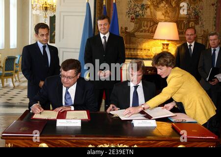 Der französische Präsident Nicolas Sarkozy, der ukrainische Präsident Viktor Janukowitsch und der französische Minister für auswärtige und europäische Angelegenheiten Bernard Kouchner sind bei einem Treffen am 7. Oktober 2010 im Elysée-Palast in Paris abgebildet. Foto von Ludovic/Pool/ABACAPRESS.COM Stockfoto