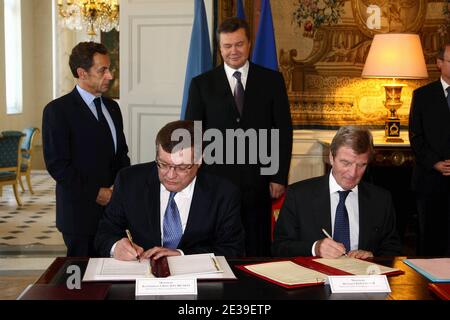 Der französische Präsident Nicolas Sarkozy, der ukrainische Präsident Viktor Janukowitsch und der französische Minister für auswärtige und europäische Angelegenheiten Bernard Kouchner sind bei einem Treffen am 7. Oktober 2010 im Elysée-Palast in Paris abgebildet. Foto von Ludovic/Pool/ABACAPRESS.COM Stockfoto