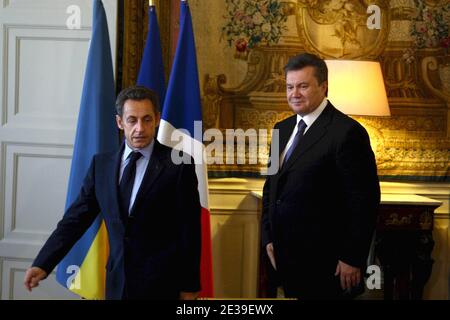 Der französische Präsident Nicolas Sarkozy und der ukrainische Präsident Viktor Janukowitsch sind bei einem Treffen am 7. Oktober 2010 im Elysée-Palast in Paris abgebildet. Foto von Ludovic/Pool/ABACAPRESS.COM Stockfoto