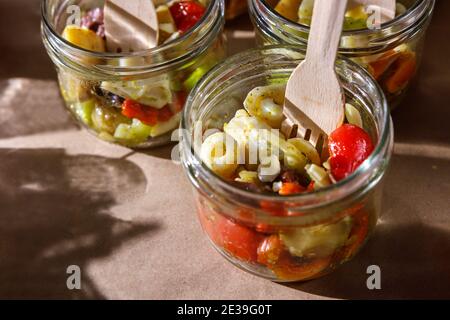 Cocktail aus Tintenfisch und Meeresfrüchten in Gläsern mit Holzgabeln. Umweltfreundliche Gerichte. Stockfoto