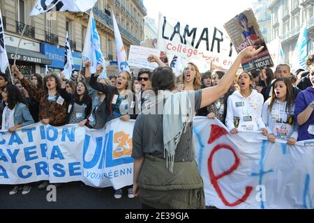 Studenten nehmen am 12. Oktober 2010 an einer Demonstration über Rentenreformen in Paris, Frankreich, Teil. Die französischen Gewerkschaften begannen am Dienstag eine neue Welle von Streiks gegen die Rentenreform. Die französischen Arbeiter, Lehrer, Postträger, Busfahrer, Lichter und Seehäfen hatten ihre Kapazitäten unterschritten, als die Gewerkschaften ihren Kampf gegen einen Plan, die Menschen länger für ihre Renten arbeiten zu lassen, fortführten. Der Kampf um die umstrittene Rentenreform dauert seit Monaten an, aber diese Woche könnte sich als entscheidend erweisen. Foto von Mousse/ABACAPRESS.COM Stockfoto