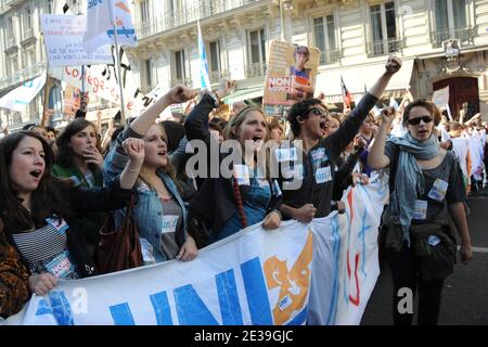 Studenten nehmen am 12. Oktober 2010 an einer Demonstration über Rentenreformen in Paris, Frankreich, Teil. Die französischen Gewerkschaften begannen am Dienstag eine neue Welle von Streiks gegen die Rentenreform. Die französischen Arbeiter, Lehrer, Postträger, Busfahrer, Lichter und Seehäfen hatten ihre Kapazitäten unterschritten, als die Gewerkschaften ihren Kampf gegen einen Plan, die Menschen länger für ihre Renten arbeiten zu lassen, fortführten. Der Kampf um die umstrittene Rentenreform dauert seit Monaten an, aber diese Woche könnte sich als entscheidend erweisen. Foto von Mousse/ABACAPRESS.COM Stockfoto