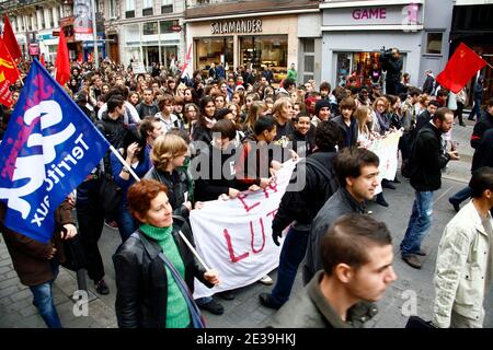 Studenten nehmen am 14. Oktober 2010 an einer Demonstration über Rentenreformen in Lille, Frankreich, Teil. Foto von Sylvain Lefevre/ABACAPRESS.COM Stockfoto