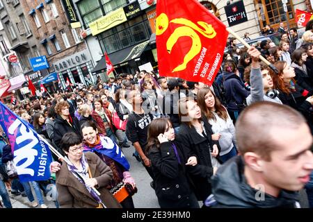 Studenten nehmen am 14. Oktober 2010 an einer Demonstration über Rentenreformen in Lille, Frankreich, Teil. Foto von Sylvain Lefevre/ABACAPRESS.COM Stockfoto