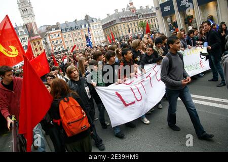 Studenten nehmen am 14. Oktober 2010 an einer Demonstration über Rentenreformen in Lille, Frankreich, Teil. Foto von Sylvain Lefevre/ABACAPRESS.COM Stockfoto