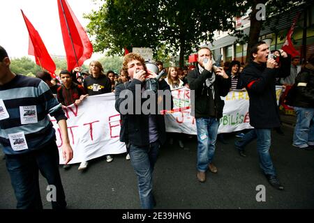 Studenten nehmen am 14. Oktober 2010 an einer Demonstration über Rentenreformen in Lille, Frankreich, Teil. Foto von Sylvain Lefevre/ABACAPRESS.COM Stockfoto