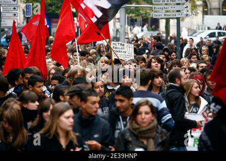 Studenten nehmen am 14. Oktober 2010 an einer Demonstration über Rentenreformen in Lille, Frankreich, Teil. Foto von Sylvain Lefevre/ABACAPRESS.COM Stockfoto