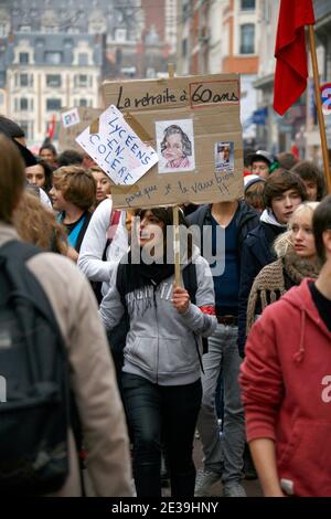 Studenten nehmen am 14. Oktober 2010 an einer Demonstration über Rentenreformen in Lille, Frankreich, Teil. Foto von Sylvain Lefevre/ABACAPRESS.COM Stockfoto