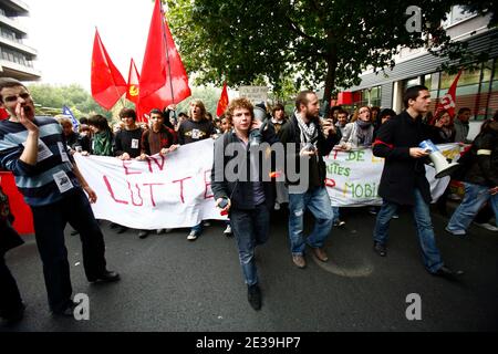 Studenten nehmen am 14. Oktober 2010 an einer Demonstration über Rentenreformen in Lille, Frankreich, Teil. Foto von Sylvain Lefevre/ABACAPRESS.COM Stockfoto