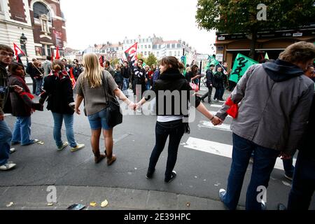 Studenten nehmen am 14. Oktober 2010 an einer Demonstration über Rentenreformen in Lille, Frankreich, Teil. Foto von Sylvain Lefevre/ABACAPRESS.COM Stockfoto