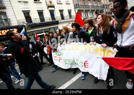 Studenten nehmen am 14. Oktober 2010 an einer Demonstration über Rentenreformen in Lille, Frankreich, Teil. Foto von Sylvain Lefevre/ABACAPRESS.COM Stockfoto