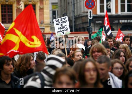 Studenten nehmen am 14. Oktober 2010 an einer Demonstration über Rentenreformen in Lille, Frankreich, Teil. Foto von Sylvain Lefevre/ABACAPRESS.COM Stockfoto