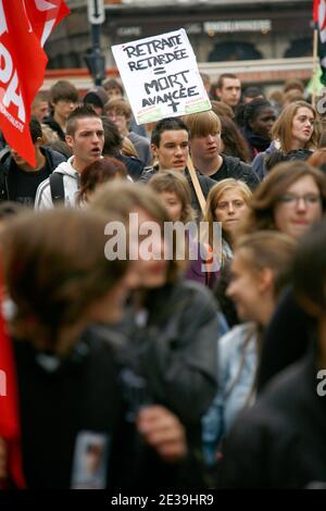 Studenten nehmen am 14. Oktober 2010 an einer Demonstration über Rentenreformen in Lille, Frankreich, Teil. Foto von Sylvain Lefevre/ABACAPRESS.COM Stockfoto