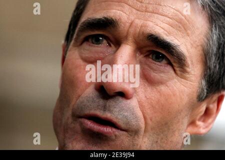 NATO-Generalsekretär anders Fogh Rasmussen antwortet Journalisten nach einem Treffen mit dem französischen Präsidenten Nicolas Sarkozy im Elysee-Palast am 15. Oktober 2010 in Paris, Frankreich. Frankreich bereitet sich darauf vor, zu einem von der NATO geplanten Raketenabwehrschild beizutragen, teilte eine Quelle im Büro von Präsident Nicolas Sarkozy der AFP mit, aber es wird Frankreichs nukleare Abschreckung nicht ersetzen. Foto von Stephane Lemouton/ABACAPRESS.COM Stockfoto