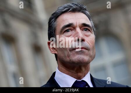 NATO-Generalsekretär anders Fogh Rasmussen antwortet Journalisten nach einem Treffen mit dem französischen Präsidenten Nicolas Sarkozy im Elysee-Palast am 15. Oktober 2010 in Paris, Frankreich. Frankreich bereitet sich darauf vor, zu einem von der NATO geplanten Raketenabwehrschild beizutragen, teilte eine Quelle im Büro von Präsident Nicolas Sarkozy der AFP mit, aber es wird Frankreichs nukleare Abschreckung nicht ersetzen. Foto von Stephane Lemouton/ABACAPRESS.COM Stockfoto