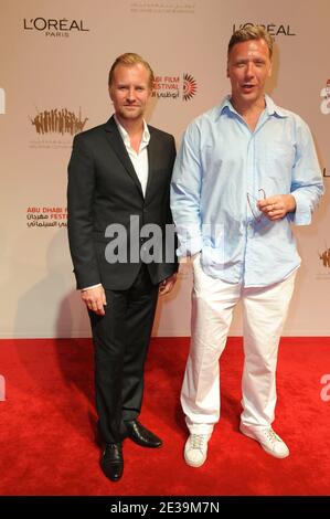 Der dänische Schauspieler Ulrich Thomsen (L) und der schwedische Schauspieler Mikael Persbrandt kommen am 18. Oktober 2010 zur Vorführung von 'Let Me in' beim Abu Dhabi International Film Festival in Abu Dhabi, Vereinigte Arabische Emirate. Foto von Ammar Abd Rabbo/ABACAPRESS.COM Stockfoto