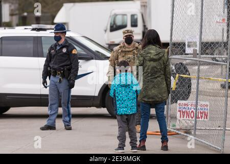 Olympia, USA. Januar 2021. Mittagspfade eine Familie, die das State Capitol besucht und mit der Nationalgarde spricht. Die Familie besuchte das Kapitol, ohne zu wissen, dass es am selben Tag einen möglichen Protest gab. Quelle: James Anderson/Alamy Live News Stockfoto