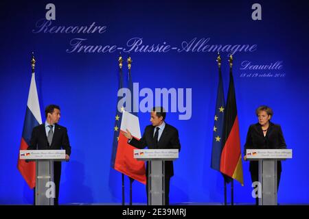 Der russische Präsident Dmitri Medwedew, der französische Präsident Nicolas Sarkozy und die deutsche Bundeskanzlerin Angela Merkel halten am Ende des Gipfels im Internationalen Zentrum von Deauville, Frankreich, am 19. Oktober 2010 eine Pressekonferenz ab. Der französische Präsident Nicolas Sarkozy, die deutsche Bundeskanzlerin Angela Merkel und der russische Präsident Dmitri Medwedew treffen sich zu einem zweitägigen Gipfel in diesem französischen Badeort Deauville, um gemeinsame Sicherheitsherausforderungen und den bevorstehenden G-20-Gipfel zu diskutieren. Foto von Mousse/ABACAPRESS.COM Stockfoto