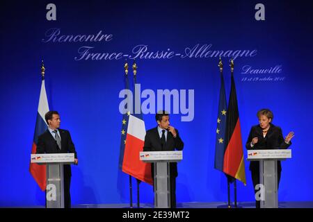 Der russische Präsident Dmitri Medwedew, der französische Präsident Nicolas Sarkozy und die deutsche Bundeskanzlerin Angela Merkel halten am Ende des Gipfels im Internationalen Zentrum von Deauville, Frankreich, am 19. Oktober 2010 eine Pressekonferenz ab. Der französische Präsident Nicolas Sarkozy, die deutsche Bundeskanzlerin Angela Merkel und der russische Präsident Dmitri Medwedew treffen sich zu einem zweitägigen Gipfel in diesem französischen Badeort Deauville, um gemeinsame Sicherheitsherausforderungen und den bevorstehenden G-20-Gipfel zu diskutieren. Foto von Mousse/ABACAPRESS.COM Stockfoto