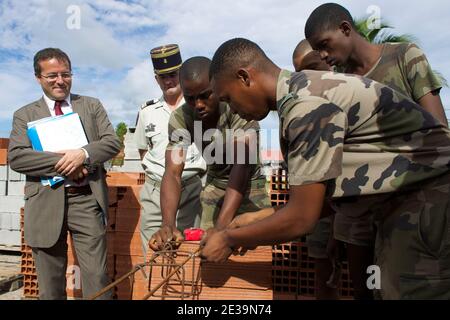 Martin Hirsch, Präsident de l'Agence du Service Civique en Presence du Colonel Pierre Enzelmeier (C), Commandant du Regiment rencontre les jeunes en Formation professionnelle lors de sa visite au RSMA (Regiment du Service militaire adapte) au Lamentin, Martinique, Frankreich le 19 Octobre 2010. Foto Patrice Coppee/ABACAPRESS.COM Stockfoto