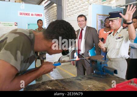 Martin Hirsch, President de l'Agence du Service Civique rencontre les jeunes en Formation professionnelle lors de sa visite au RSMA (Regiment du Service militaire adapte) au Lamentin, Martinique, France le 19 Octobre 2010. Foto Patrice Coppee/ABACAPRESS.COM Stockfoto