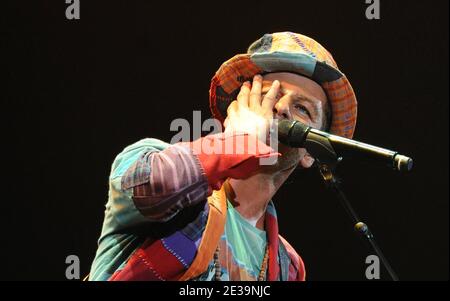 Der französische Sänger Christophe Mae tritt mit seiner Band am 20. Oktober 2010 im Palais Omnisport de Paris Bercy in Paris auf. Foto von Christophe Guibbaud/ABACAPRESS.COM Stockfoto