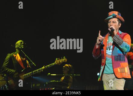Der französische Sänger Christophe Mae tritt mit seiner Band am 20. Oktober 2010 im Palais Omnisport de Paris Bercy in Paris auf. Foto von Christophe Guibbaud/ABACAPRESS.COM Stockfoto