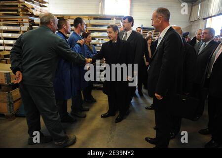 Der französische Präsident Nicolas Sarkozy wurde von den Arbeitern begrüßt, als er am 21. Oktober 2010 in der industriellen Kochfabrik Roller Grill zu einem Besuch in Bonneval, Frankreich, eintrifft. Foto von Nicolas Gouhier/ABACAPRESS.COM Stockfoto