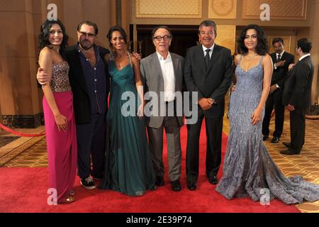 L-R : die indische Schauspielerin Freida Pinto, der US-Regisseur Julian Schnabel, die palästinensische Schriftstellerin Rula Jebreal, Peter Scarlett, der tunesische Produzent Tarak Ben Ammar und die französisch-palästinensische Schauspielerin Yasmine Elmasri kommen zur Vorführung von 'Mral' beim Abu Dhabi International Film Festival in Abu Dhabi, Vereinigte Arabische Emirate, Am 21. Oktober 2010. Foto von Ammar Abd Rabbo/ABACAPRESS.COM Stockfoto