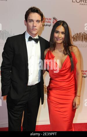 Der irische Schauspieler Jonathan Rhys Meyers und seine Freundin Reena Hammer kommen am 22. Oktober 2010 zur Abschlussfeier des Abu Dhabi Interntional Film Festival in Abu Dhabi, Vereinigte Arabische Emirate. Foto von Ammar Abd Rabbo/ABACAPRESS.COM Stockfoto