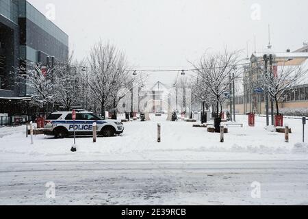 Verschneite Ottawa! Szenen aus der Umgebung von Ottawa nach einem frischen Dumping von 25cm. Polizeiauto parkte auf dem Bauernmarkt beim Aberdeen Pavilion. Stockfoto