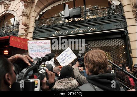 Am 23. Oktober 2010 nehmen Menschen an einer Protestdemonstration gegen Jean-Paul Guerlain in Paris Teil. Portestors, die nach rassistischen Äußerungen eines ehemaligen Geschäftsführenden Jean-Paul Guerlain zu einem Boykott des Kosmetikunternehmens aufrufen. Foto von Giancarlo Gorassini/ABACAPRESS.COM. Stockfoto