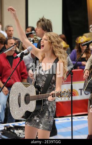 Der Musiker Taylor Swift tritt am 26. Oktober 2010 auf der "Today Show" von NBC im Rockefeller Center in New York City, NY, USA, auf. Foto von Graylock/ABACAPRESS.COM Stockfoto