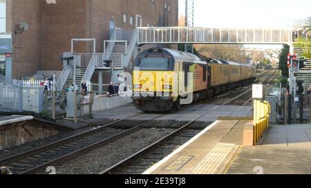 Ein Network Rail Line Inspection Train, der von zwei Diesel-elektrischen Lokomotiven von Colas Rail in Paignton, Devon, England, Großbritannien, gezogen wird. Stockfoto