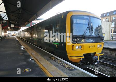 Eine britische Bahnklasse 166/2, die von GWR am Bahnhof Paignton, Devon, England, Großbritannien, betrieben wird. Stockfoto