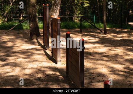 Hundespielplatz im Wald. Verschiedene Hunde Trainingsgeräte unter den Bäumen Stockfoto