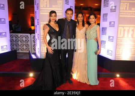 L-R : die palästinensische Schauspielerin Yasmine Elmasri (in Rami Al Ali), der britische Schauspieler Alexander Siddig, die Schriftstellerin Rula Jebreal (in Dior) und die indische Schauspielerin Freida Pinto (in Dior) nehmen am 28. Oktober 2010 an der Vorführung von "Miral" beim 2. Doha Tribeca Film Festival in Doha, Katar, Teil. Foto von Ammar Abd Rabbo/ABACAPRESS.COM Stockfoto