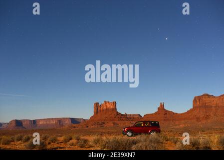 Camping in einem SUV im Monument Valley Utah unter einem Sternenhimmel. Hochwertige Fotos Stockfoto